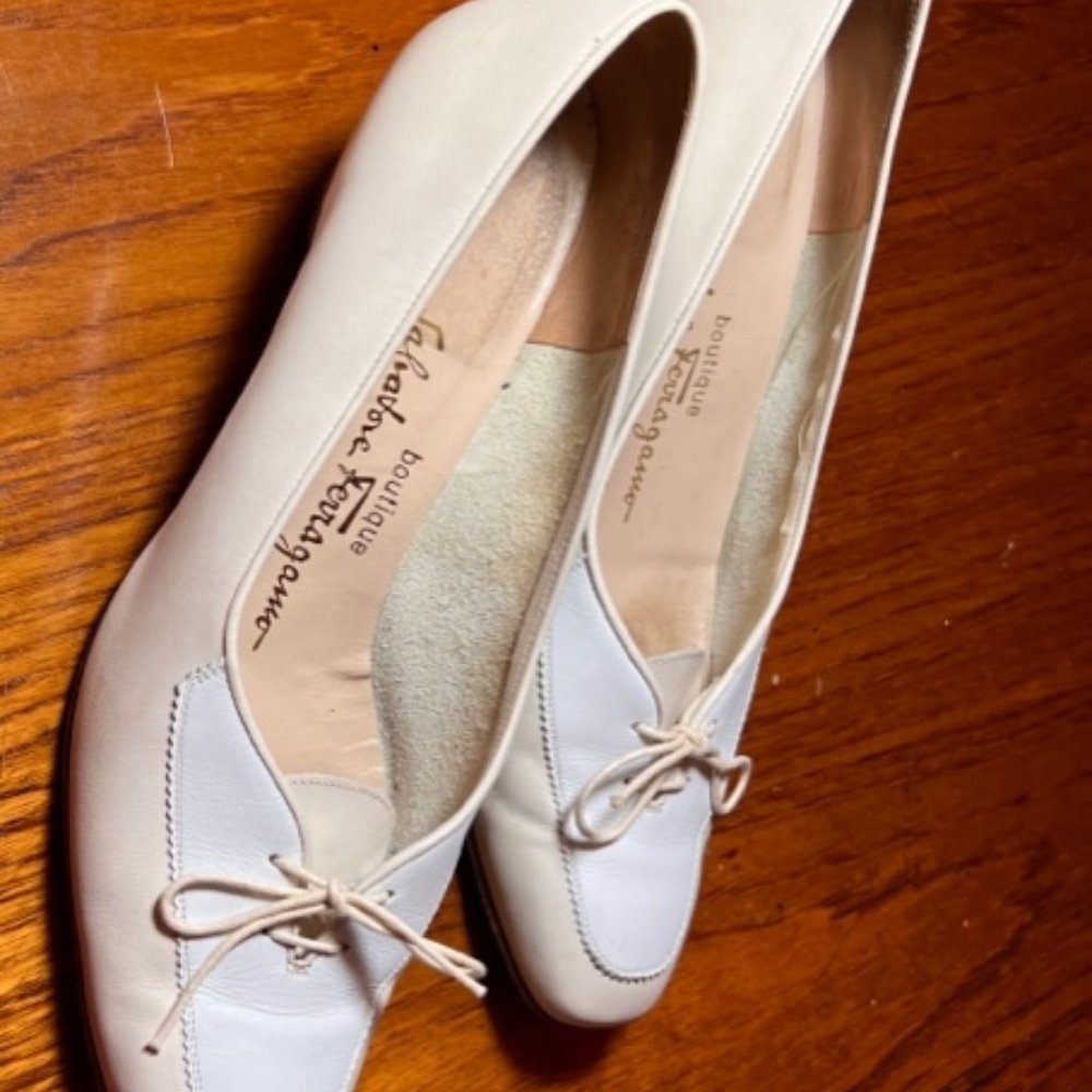 Salvatore Ferragamo Spectator Pump size 9 creme and white - Picture 5 of 10